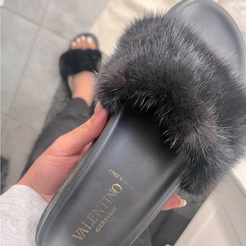 37 rockstud mink fur slides 🖤 valentino